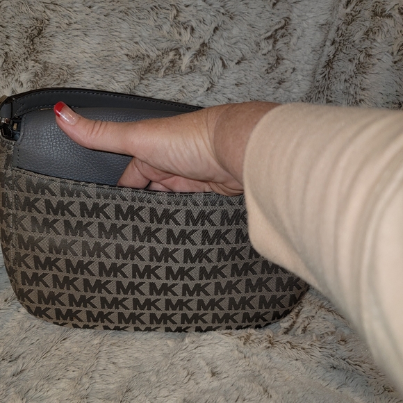 Michael Kors gray bag and matching wallet. - Picture 3 of 16
